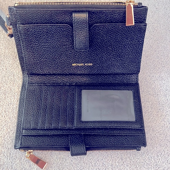 ❌SOLD!!❌Michael Kors wristlet - Picture 4 of 9